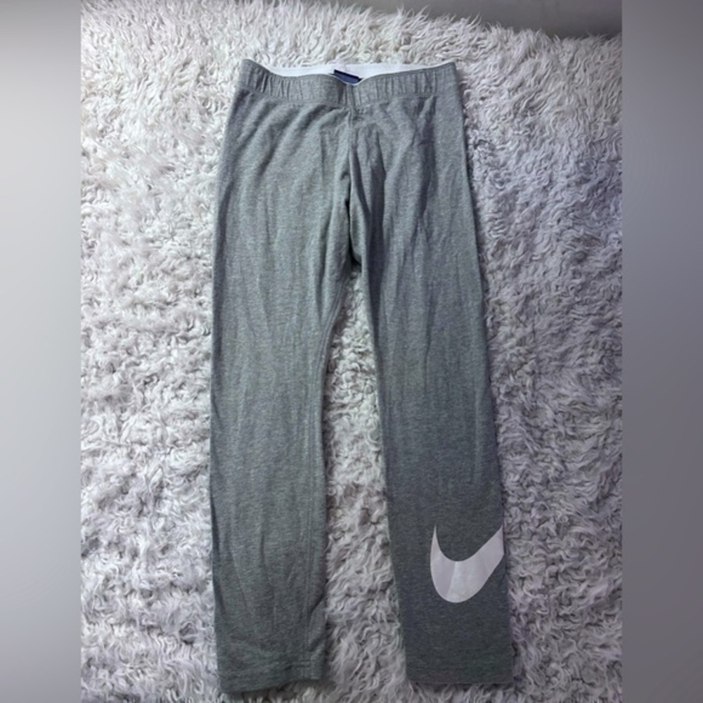 NIKE Essentials Leggings in gray. Size S